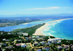 Blick auf die Keurbooms Lagune bei Plettenberg Bay - © South African Tourism