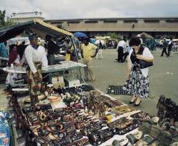 Flohmarkt vor dem Market Theater Complex - � South African Tourism