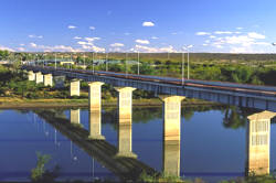 Die Beit Bridge ist S�dafrikas einzigster Grenz�bergang zu Simbabwe - Bild � by South African Tourism